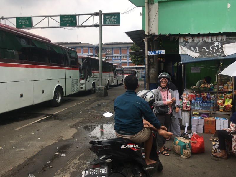 Penumpang tujuan Kuningan, Jawa Barat sedang menunggu bus Primajasa di Terminal Induk Kota Bekasi, Sabtu (4/2/2023).