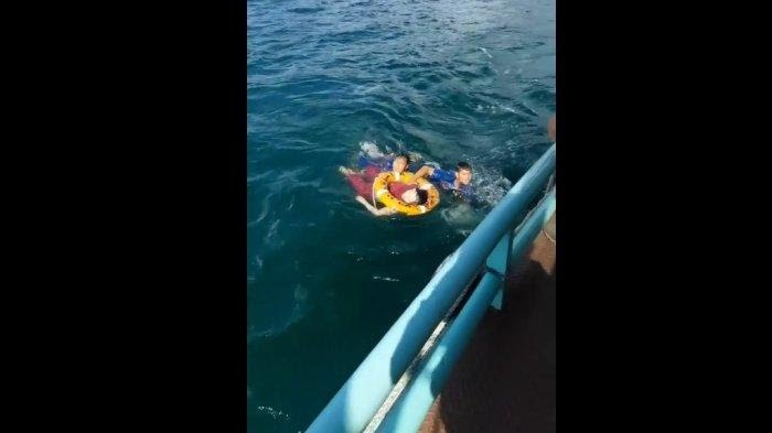 Seorang wanita bernama Roselli Situmeang bunuh diri dengan cara melompat ke Danau Toba