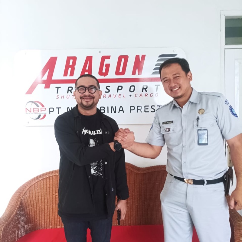 Staff Administrasi Tk I Samsat Bandung Pajajaran Anggi Angghara Putra melakukan Customer Relationship Management Ke PT Nusa Bina Prestasi. Foto: istimewa.