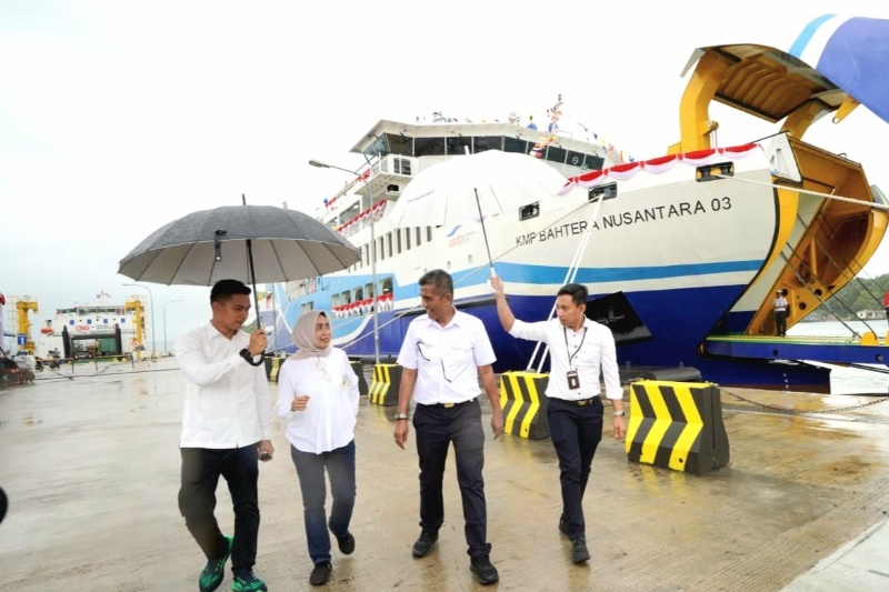 Kapal penyeberangan di Pelabuhan Batam