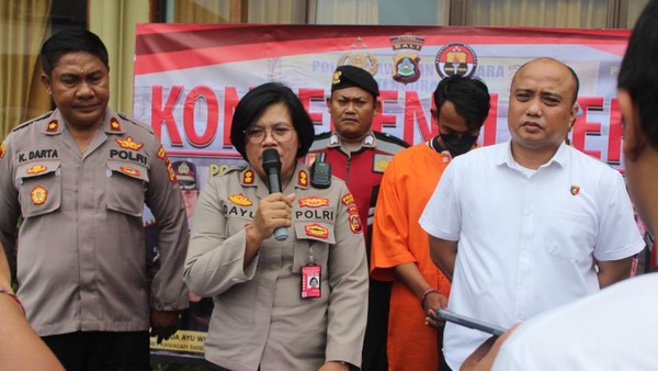 Foto: Konferensi pers kasus pencurian uang di bagasi Super Air Jet oleh seorang porter Bandara Ngurah Rai di Polres Bandara I Gusti Ngurah Rai, Sabtu (4/2/2023). (Foto: Istimewa)