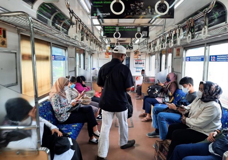 Rangkaian dari Cikarang yang berhenti di Stasiun Bekasi hendak menuju Stasiun Angke pada Senin (6/2/2023) siang. 