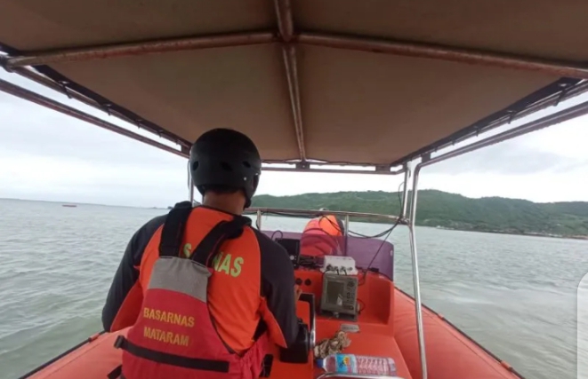 Personel Kantor Pencarian dan Pertolongan Mataram, Melakukan Pencarian Orang Tenggelam di Perairan Laut Teluk Ujung Desa Mertak, Lombok Tengah, Nusa Tenggara Barat, Senin (6/2/2023). ANTARA/HO-Basarnas