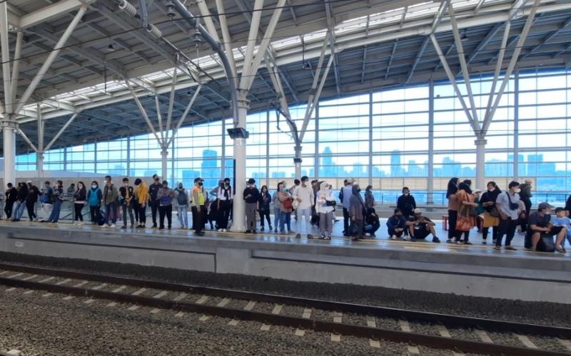 Penumpang menanti rangkaian KRL di peron Stasiun Transit Manggarai, Senin (6/2/2023).(Ist)