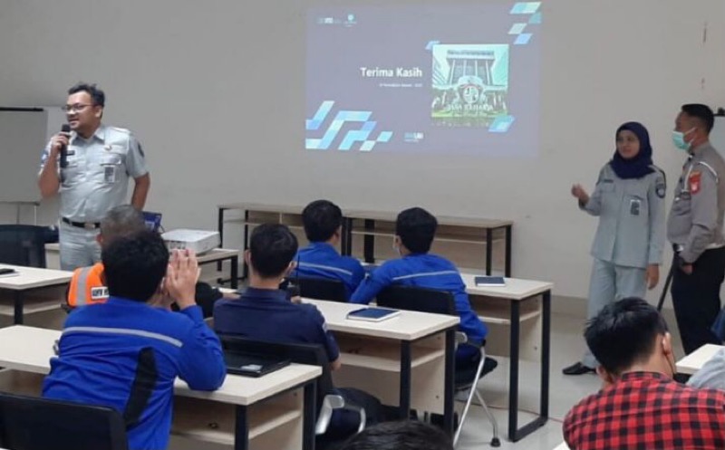 PT Jasa Raharja Bekasi Bersama Polres Metro Bekasi memberikan edukasi Safety Riding di PT SGMW Motor Indonesia (Wuling) Kabupaten Bekasi, Jumat (3/2/2023). Foto: istimewa.