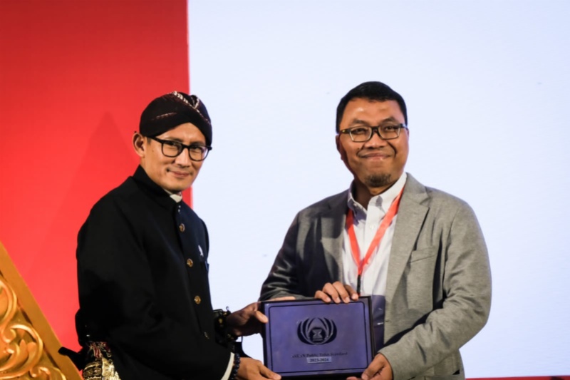 EGM Bandara Soetta menerima penghargaan ASEAN Tourism Award  yang disampaikan oleh Menparekraf Sandiaga Uno
