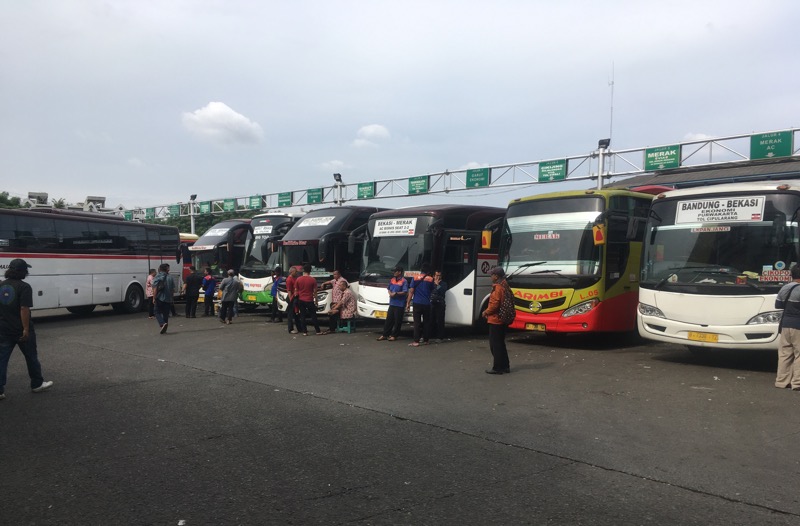 Bus di area keberangkatan Terminal Induk Kota Bekasi, Senin (6/2/2023).