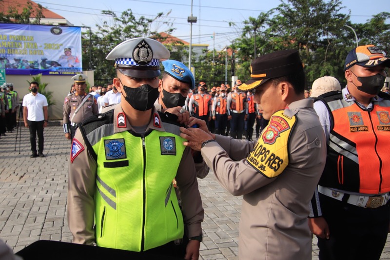 Wakapolres AKBP Rama Samtama Putra, menyematkan pita kepada perwakilan anggota yang akan melaksanakan operasi.