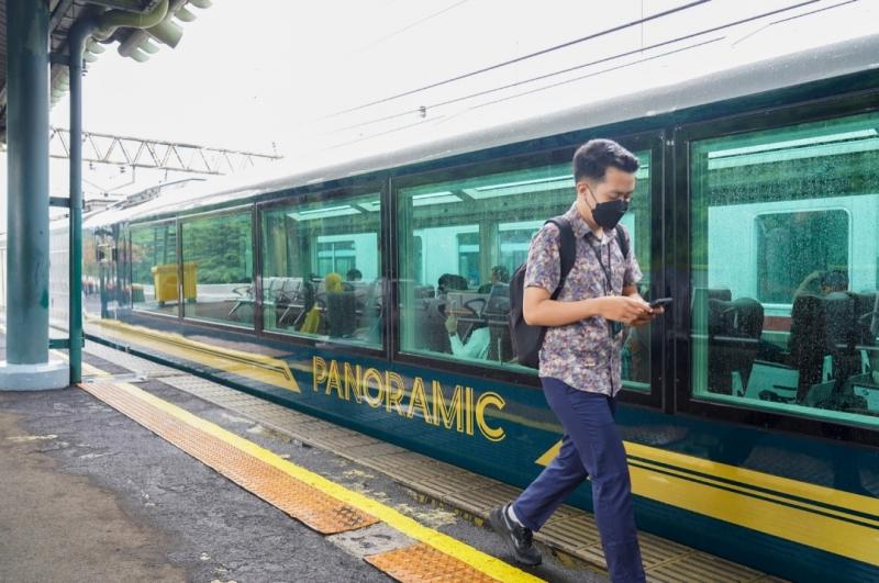 Penumpang berjalan di jalur peron yang terdapat KA Panoramic. (Ist)