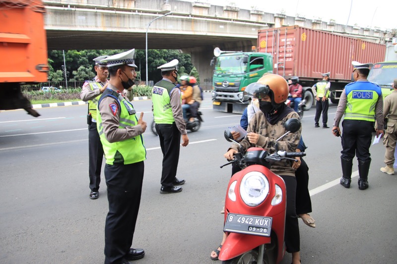 Satlantas Polres Metro Bekasi Kota gelar Operasi Keselamatan Jaya tahun 2023 dengan kegiatan preeventif berupa sosialisasi keselamatan berlalu lintas dan pembagian brosur dan stiker.