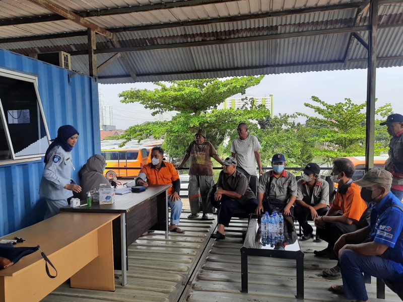 Jasa Raharja Perwakilan Bekasi berikan layanan pengobatan gratis kepada awak bus. Foto: istimewa.