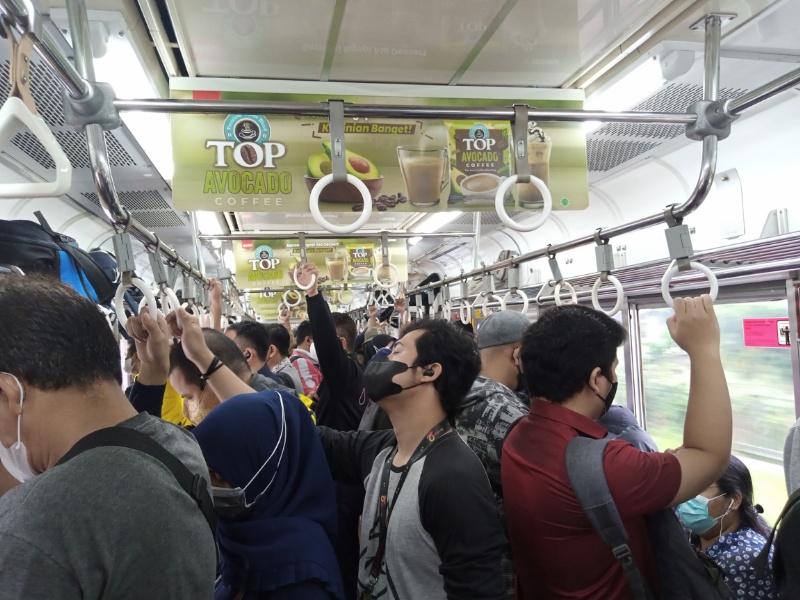 Suasana di KRL tujuan akhir Jakarta Kota