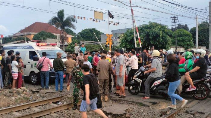 Seorang pria berinisial MI (39) menjadi korban akibat terserempet Kereta Api di perlintasan Jembatan Besi, Tambora, Jakarta Barat, pada Selasa (7/2/2023), sekira pukul 17.30 WIB.