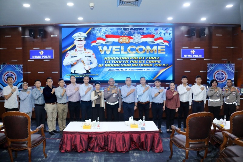 Pererat kerjasama, Hongkong Police Force (HKPF) melakukan kunjungan kerja ke NTMC Polri dalam memberikan gambaran tugas petugas kepolisian Indonesia khususnya Polisi Lalu Lintas di balik layar kendali. Foto: istimewa.