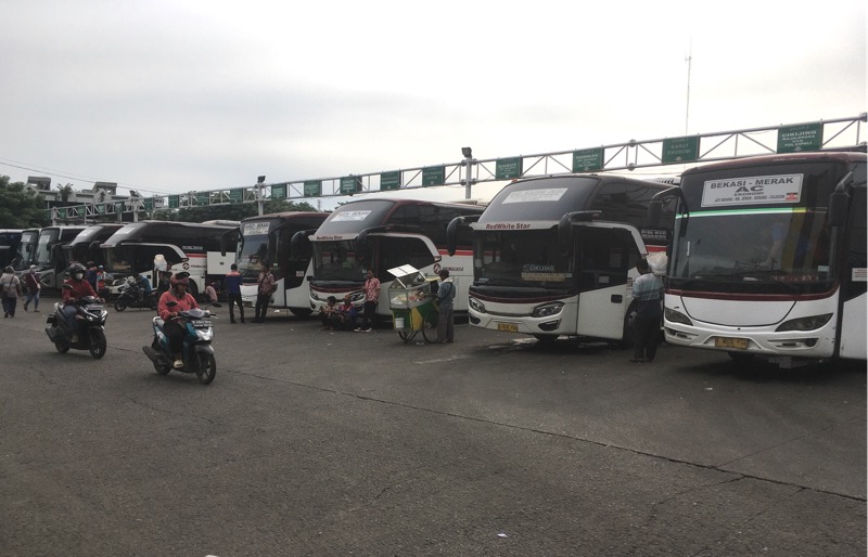 Bus Antarkota di area keberangkatan Terminal Induk Kota Bekasi, Rabu (8/2/2023) sore.