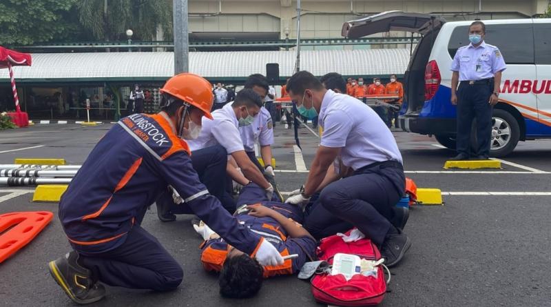 Apel Bulan K3 Nasional juga dilakukan simulasi penanganan terhadap pekerja yang mengalami kecelakaan kerja.(foto/dok.KAI)