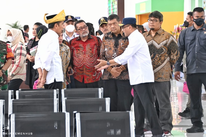 Presiden dan Menhub saat di Terminal Amplas, Medan