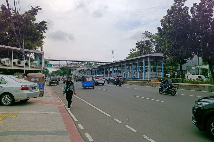Lokasi mobil Fortuner bernomor polisi 3110-00 diamankan usai menabrak seorang pemotor di Jalan Pemuda, Kelurahan Rawamangun, Kecamatan Pulogadung, pada Senin (6/2/2023) sekitar pukul 17.00 WIB.(kompas.com / Nabilla Ramadhian)