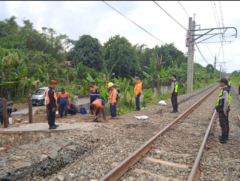 Daop 1 Jakarta melakukan penutupan terhadap perlintasan liar yang dibangun oleh warga di kawasan Pondok Rajeg. 