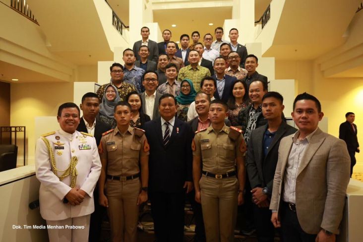 Menhan Prabowo Subianto bertemu dengan para mahasiswa Indonesia di Canberra di sela kunjungan ke Australia menghadiri pertemuan 2+2. 