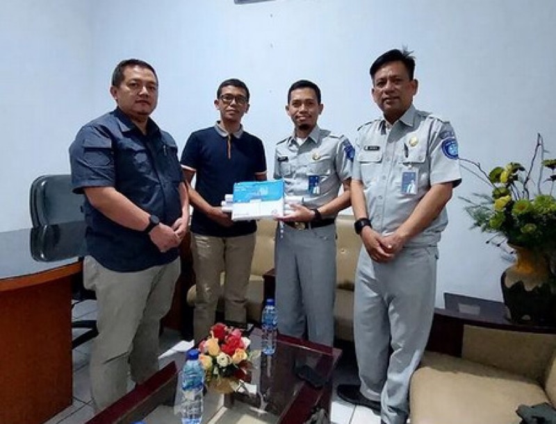 Penanggung Jawab Jasa Raharja Samsat Kabupaten Garut, Susatria Sambasri, mendampingi Kepala Jasa Raharja Perwakilan Tasikmalaya melakukan kegiatan DTD CRM rutin ke PT Karunia Bakti Utama, Kamis (9/2/2023). Foto: istimewa.