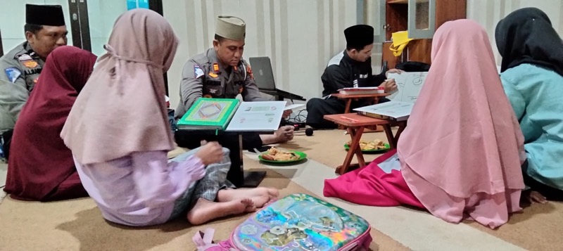 Kasatlantas Polres Bengkalis beserta jajaran gunakan Mushala Dzikrullah sebagai Taman Pendidikan Al-Qur’an (TPA) secara gratis tanpa ada pungutan biaya. Foto: istimewa.