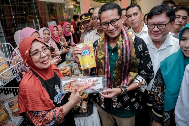 Menparekraf Sandiaga Uno bersama pelaku ekraf Makassar