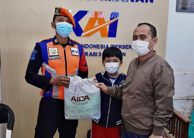 Petugas mengembalikan barang bawaan penumpang keret api yang tertinggal. (Foto/dok.KAI) 