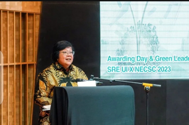 Menteri Lingkungan Hidup dan Kehutanan Siti Nurbaya memaparkan pidato tentang perubahan iklim dalam acara pemberian penghargaan kepada para pemenang karya tulis nasional kategori lingkungan di Universitas Indonesia, Depok, Jawa Barat, Minggu (12/2/2023). (ANTARA/HO-Kementerian LHK)