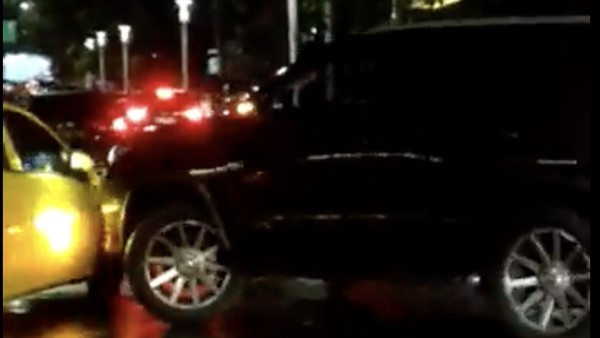 Viral pengemudi Fortuner rusak mobil lain di Jaksel (Foto: screenshot twitter @ari295)  