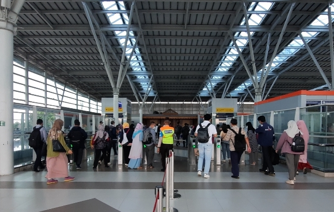 Penumpang KRL saat melakukan tap in tiket di Stasiun Bekasi, Senin (13/2/2023).