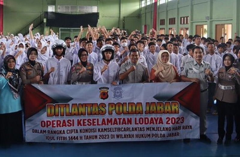 PT Jasa Raharja Jawa Barat Kolaborasi Bersama Direktorat Lalu lintas (Ditlantas) Polda Jawa Barat (Jabar) melakukan sosialisasi dalam kegiatan Operasi Keselamatan Lalu lintas Lodaya Tahun 2023, di SMAN 27 Kota Bandung, Senin (13/2/2023). Foto: istimewa.