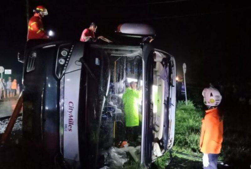 Kecelakaan lalulintas dialami oleh bus pariwisata yang membawa rombongan studi tour siswa SMPN 3 Garut di Purworejo, Jawa Tengah. Foto: istimewa.