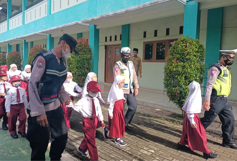 Program Polisi sahabat Anak unit Lantas Polsek Pondokgede sosialisasi keselamatan lalu lintas kepada anak anak sekolah dasar di SDIT Yasfi. Foto: istimewa.