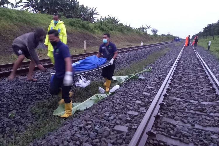 Nekat menyeberang perlintasan kereta api warga di kabupaten Ngawi tewas tertemper KA Argowilis jurusan Bandung – Surabaya. Korban tidak menghiraukan bunyi bel lokomotif dantetap menyebrang rel kereta api hingga tertemper.(Foto:Ratno)