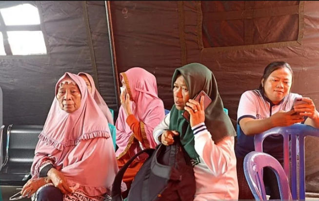 Sejumlah keluarga penumpang kapal cepat Express Pricillia menanti di Pelabuhan di Kota Gorontalo, Provinsi Gorontalo, Selasa (14/2/2023). ANTARA/Adiwinata Solihin