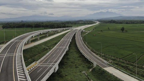 Gubernur Jawa Barat (Jabar) Ridwan Kamil mengungkapkan Jalan Tol Cileunyi-Sumedang-Dawuan atau Cisumdawu akan beroperasi akhir bulan ini. (Foto:Fakhri Hermansyah).