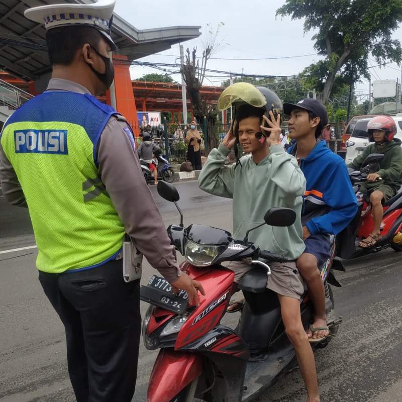 Personel Ops Keselamatan Jaya 2023 terus lakukan pendekatan pada masyarakat dengan metode Preemtif dan Preventif untuk meningkatkan kesadaran masyarakat tertib berlalulintas di Wilayah Hukum Polres Metro Bekasi Kota, Senin (13/2/2023).