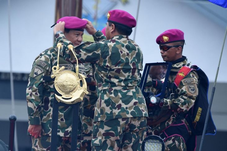 Menhan Letjen TNI (Purn) Prabowo Subianto resmi diangkat menjadi warga kehormatan pasukan petarung baret ungu Korps Marinir TNI AL.