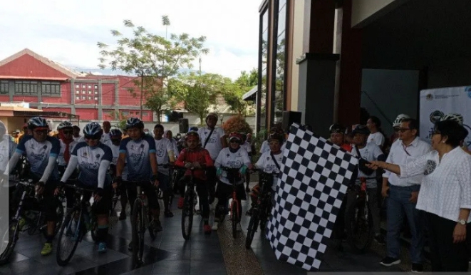 Dirjen PSLB3 KLHK Rosa Vivien Ratnawati memegang bendera start untuk melepas keberangkatan tim pesepeda 