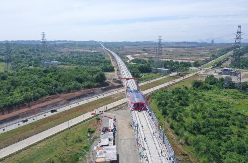 Peresmian pemasangan seluruh ballastles track slab ditandai dengan pengecoran ballastles track slab terakhir pada track bed jalur layang KCJB di daerah Wanakerta, Kabupaten Karawang, Rabu (15/2/2023).