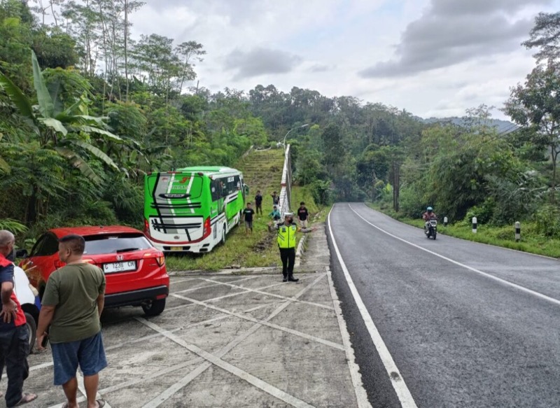 Kecelakaan lalu lintas tunggal dialami bus pariwisata rombongan murid Taman Kanak-kanak (TK) terjadi di jalur ekstrem Bayeman, Karangreja, Purbalingga, Rabu (15/02/2023). Foto: istimewa.