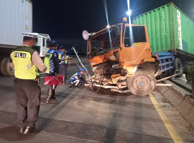 Kecelakaan dialami satu unit truk kontainer menabrak pembatas jalan di ruas Tol Citra Marga Nusapala Persada (CMNP) Jakarta Timur (Jaktim), tepatnya di Jatinegara arah Cawang, Kamis (16/2/2023) sekitar pukul 05.30 WIB. Foto: istimewa.