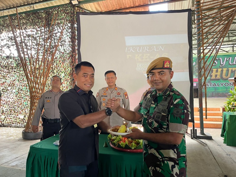 Rombongan Kasatresnarkoba datang dengan membawa kue dan nasi tumpang sebagai rasa syukur atas pengabdian Batalyon Armed 7/155 GS yang sudah melewati 46 tahun pengabdian kepada Negara Kesatuan Repubik Indonesia (NKRI).