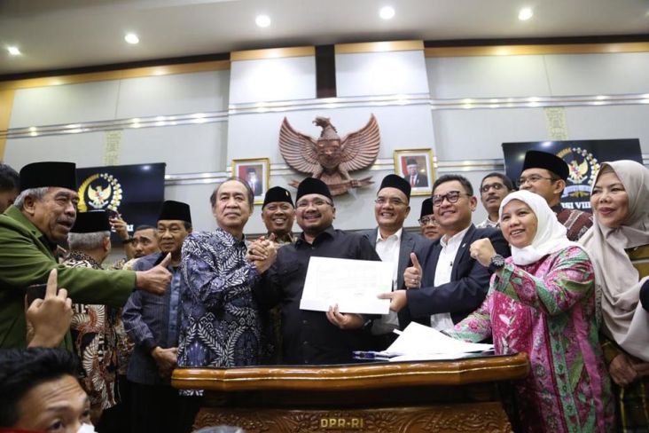 Menteri Agama Yaqut Cholil Qoumas bersama Panja BPIH Komisi VIII DPR saat mengumumkan biaya haji 2023 di Kompleks Parlemen, Senayan, Jakarta, Rabu (15/2/2023) malam. 