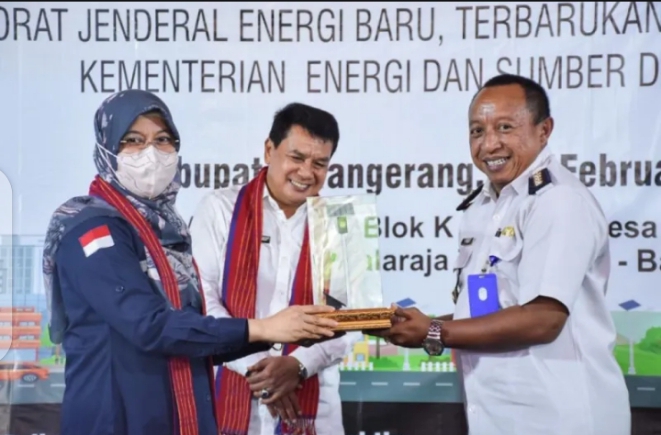 Direktur Aneka EBT Direktorat Jenderal Energi Baru Terbarukan dan Konservasi Energi Andriah Feby Misna melakukan serah terima PJU-TS kepada Sekretaris Daerah Kabupaten Tangerang Maesyal Rasyid