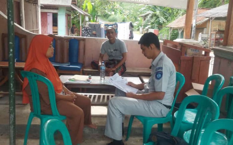 Penanggung Jawab Jasa Raharja Samsat Pangandaran melakukan survey keabsahan ahli waris di Dusun Burujul RT.07/06 Desa /Kecamatan Padaherang Kabupaten Pangandaran, Rabu (15/2/2023). Foto: istimewa.