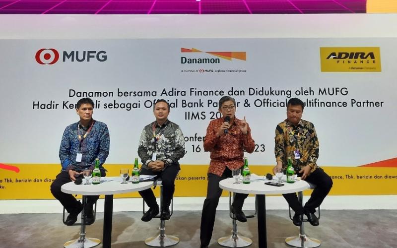 (Kiri-kanan)Transaction Banking Head PT Bank Danamon Indonesia Andrew Suhandinata, Consumer Funding Business Head Bank Danamon Indonesia Ivan Jaya bersama Chief of Sales, Service and Distribution Officer Adira Finance Niko Kurniawan dan Chief of Portfolio Officer Adira Finance Harry Latif saat konferensi pers di Indonesia International Motor Show (IIMS) 2023 di JIExpo Kemayoran, Jakarta, Kamis (16/2/2023).