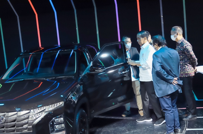 Presiden melihat desain interior mobil terbaru Hyundai di IIMS 2023 