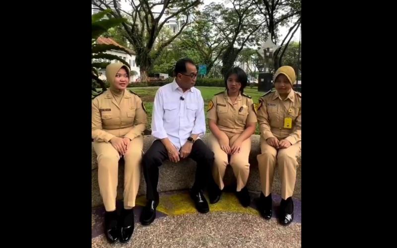 Menhub Budi Karya bertemu kadet dari taruna sekolah vokasi BPSDMP Kemenhub yang sedang magang di Singapura.  